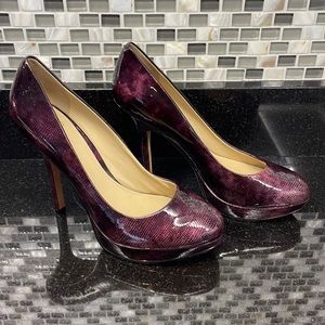 EUC. Joan & David Round Toe Stiletto Platform Heels Purple Snake Pump size 7.5